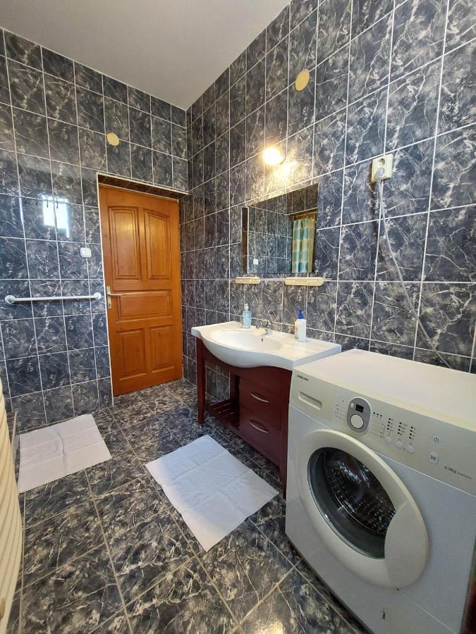 Csaladbarat Vendeglak Szegedi Maganszallashely 9 Fo Reszere, Nagycsaladok Es Barati Tarsasagok Reszere Apartment Szegedin