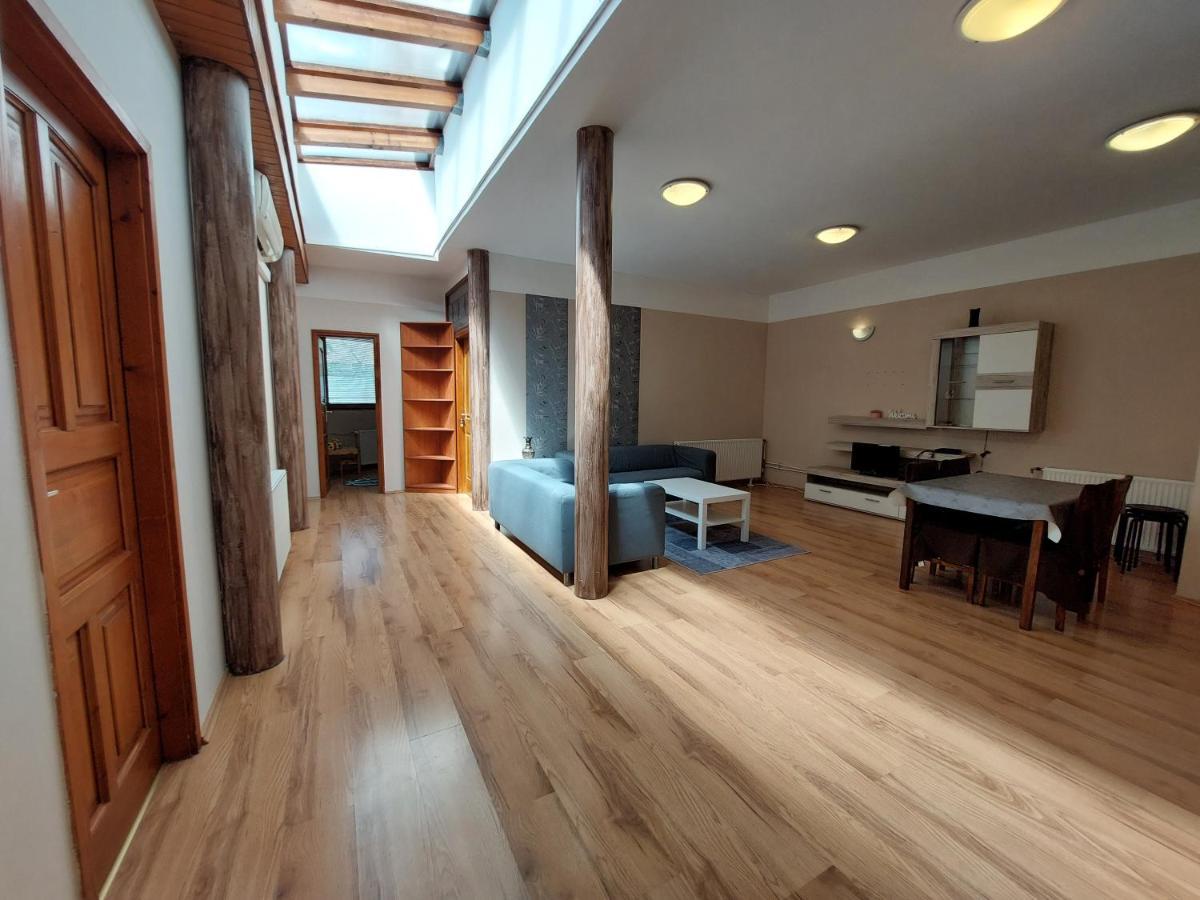 Apartment Csaladbarat Vendeglak Szegedi Maganszallashely 9 Fo Reszere, Nagycsaladok Es Barati Tarsasagok Reszere *