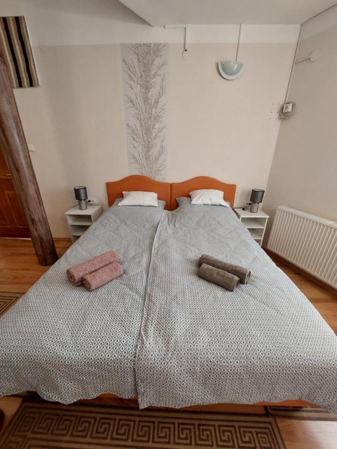 Apartment Csaladbarat Vendeglak Szegedi Maganszallashely 9 Fo Reszere, Nagycsaladok Es Barati Tarsasagok Reszere *