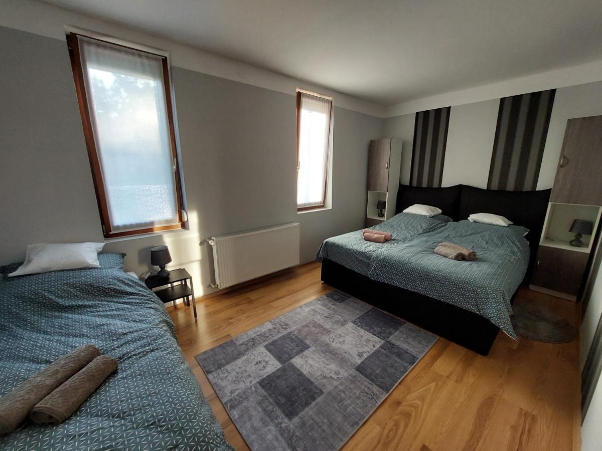 Csaladbarat Vendeglak Szegedi Maganszallashely 9 Fo Reszere, Nagycsaladok Es Barati Tarsasagok Reszere Apartment Szegedin