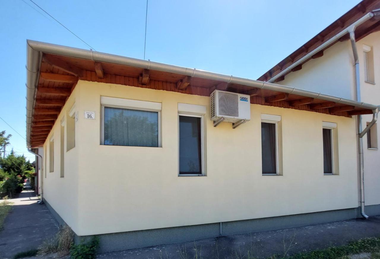 Apartment Csaladbarat Vendeglak Szegedi Maganszallashely 9 Fo Reszere, Nagycsaladok Es Barati Tarsasagok Reszere Szegedin