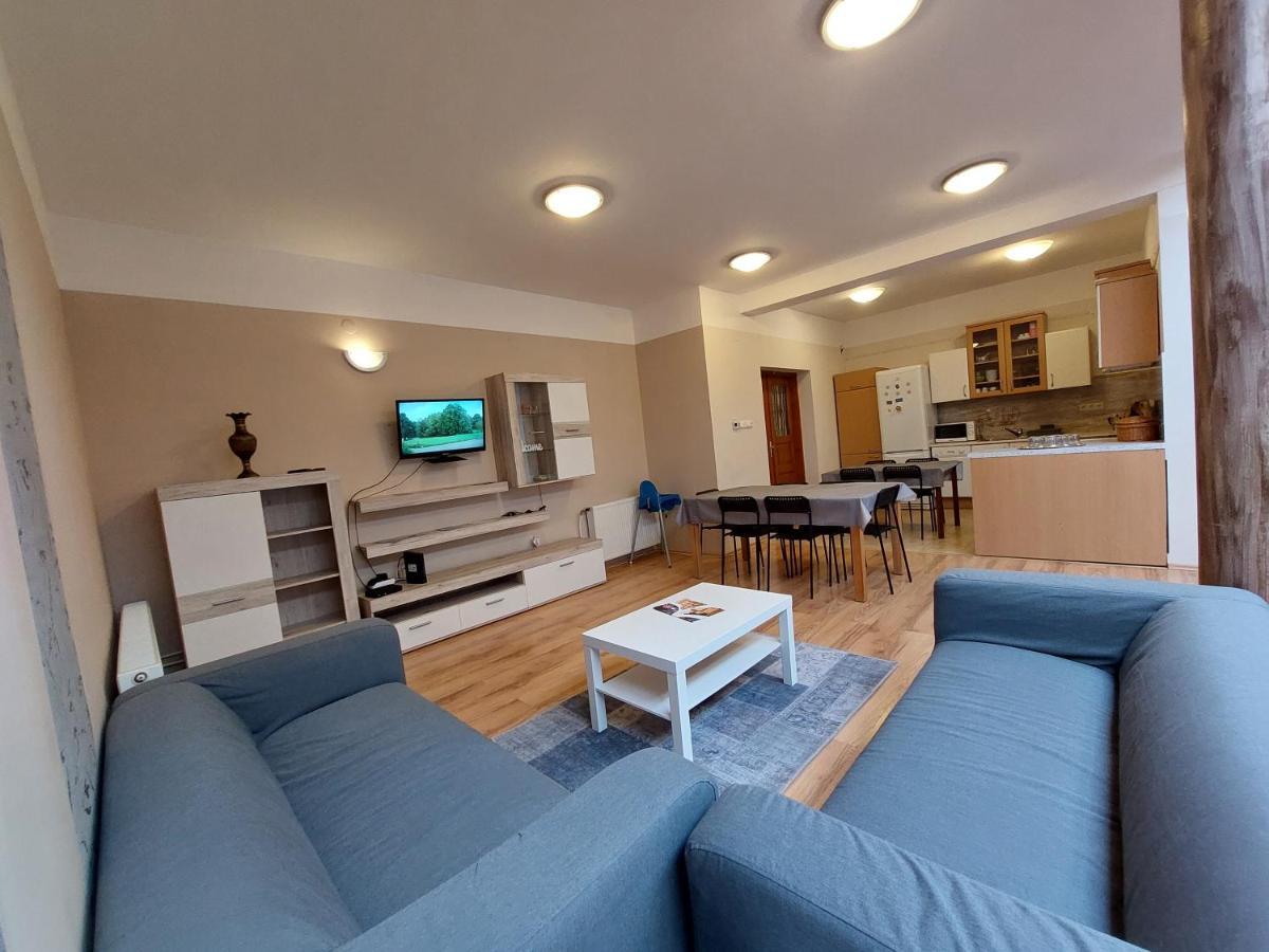 Csaladbarat Vendeglak Szegedi Maganszallashely 9 Fo Reszere, Nagycsaladok Es Barati Tarsasagok Reszere Apartment *