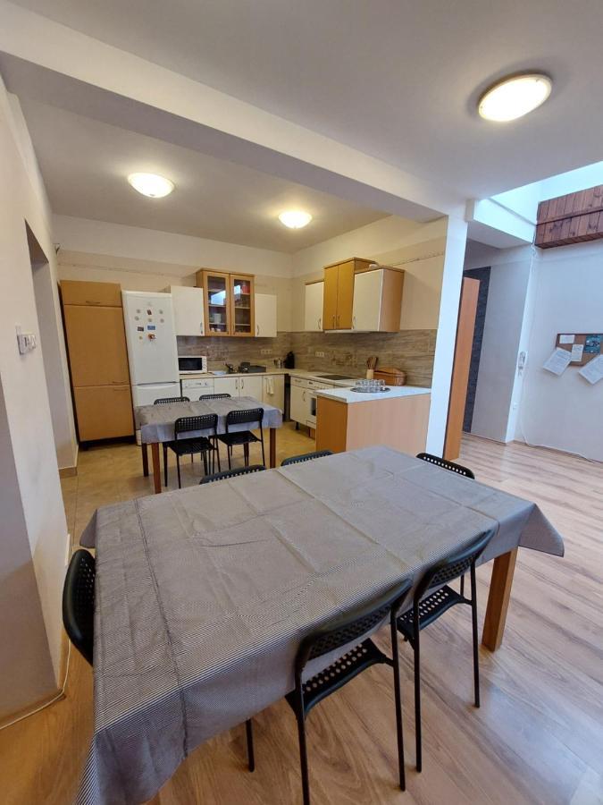 Apartment Csaladbarat Vendeglak: Family-friendly For 9
