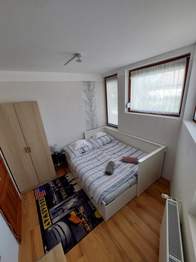 Apartment Csaladbarat Vendeglak: Family-friendly For 9