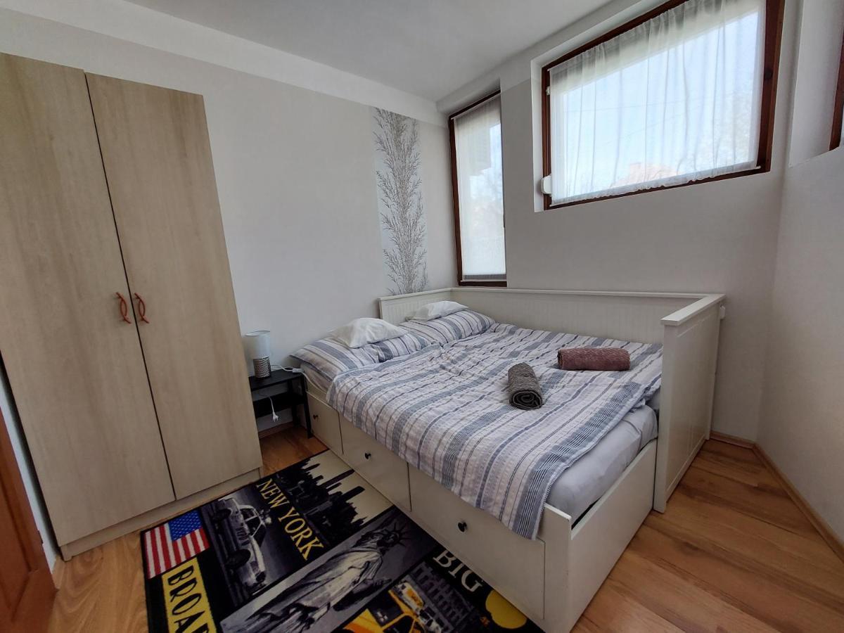 Csaladbarat Vendeglak: Family-friendly For 9 Szeged