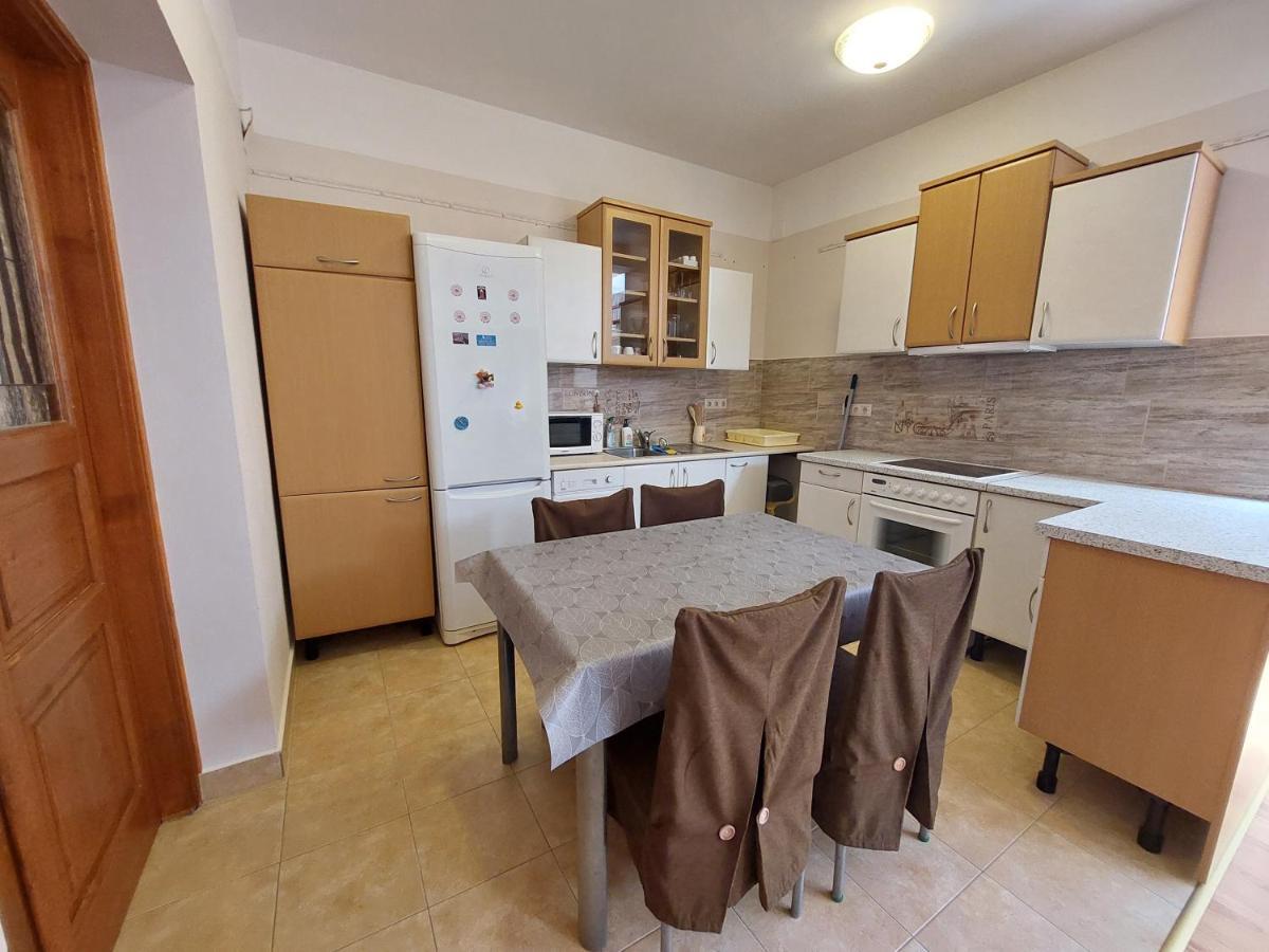 Apartment Csaladbarat Vendeglak Szegedi Maganszallashely 9 Fo Reszere, Nagycsaladok Es Barati Tarsasagok Reszere